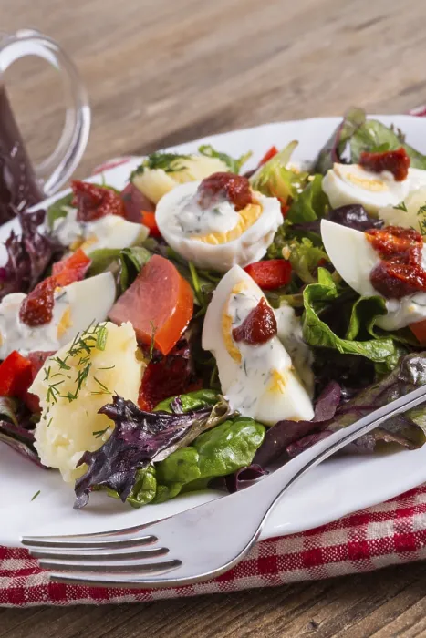 Gerahmter Druck : Salat mit gekochtem Ei Gerahmter Druck : Salat mit gekochtem Ei