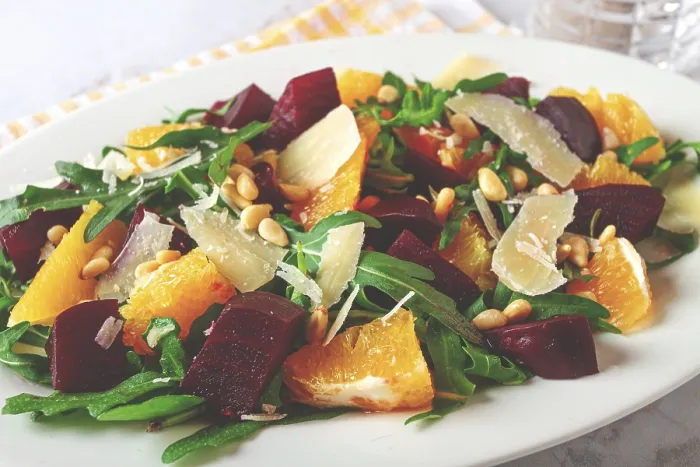 Gerahmter Druck : Ein Salat, der mit Würfelchen von Rübe hergestellt wird. Gerahmter Druck : Ein Salat, der mit Würfelchen von Rübe hergestellt wird.