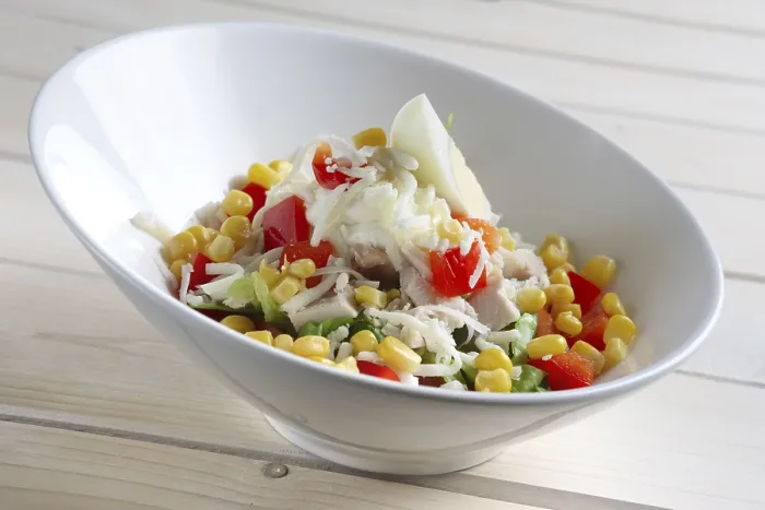 Gerahmter Druck : Salat mit Mais, Ei, Paprika, Käse. Gerahmter Druck : Salat mit Mais, Ei, Paprika, Käse.