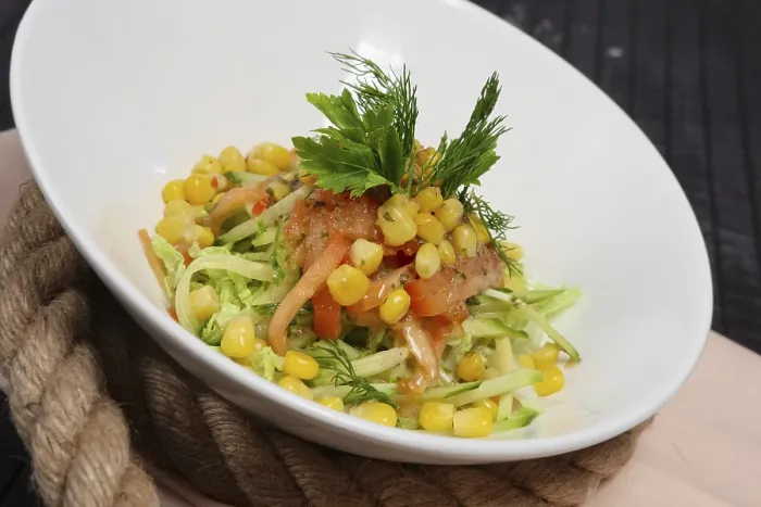 Gerahmter Druck : Salat mit Mais, Tomate, Gurke und Kohl. Gerahmter Druck : Salat mit Mais, Tomate, Gurke und Kohl.