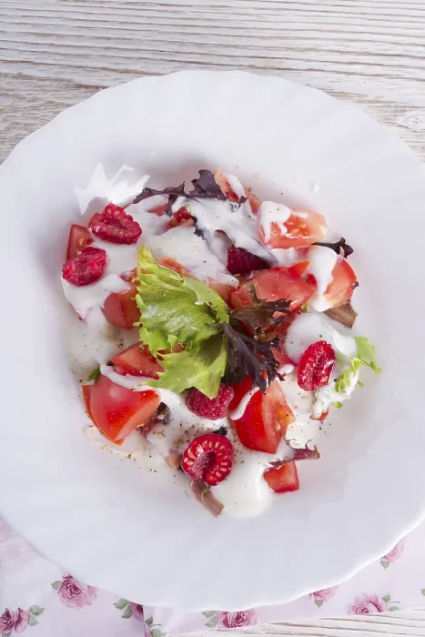 Gerahmter Druck : Salat mit Dressing und frischen Himbeeren. Gerahmter Druck : Salat mit Dressing und frischen Himbeeren.