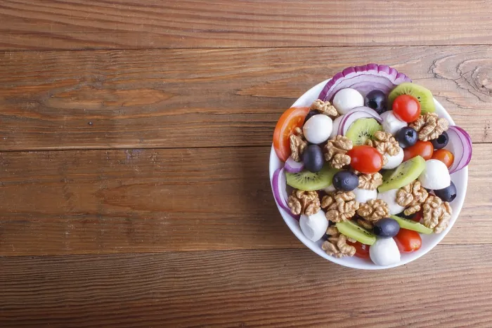 Gerahmter Druck : Salat mit frischen Kirschtomaten. Gerahmter Druck : Salat mit frischen Kirschtomaten.