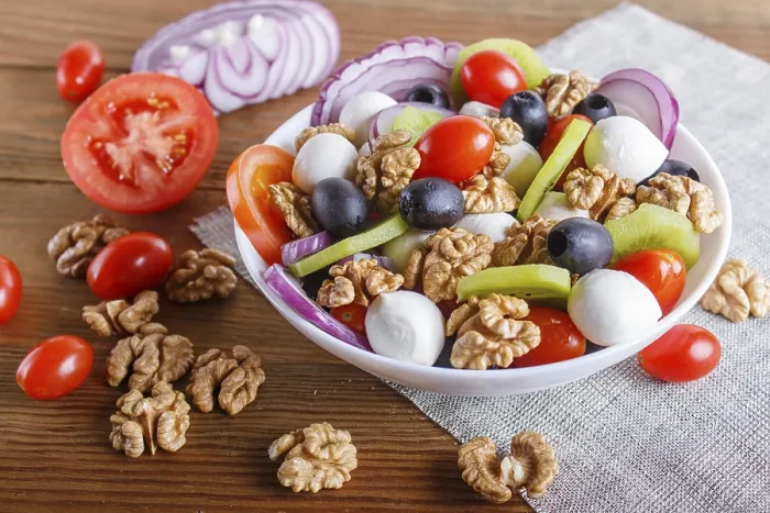 Gerahmter Druck : Salat mit frischen Kirschtomaten. Gerahmter Druck : Salat mit frischen Kirschtomaten.