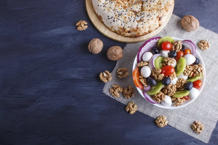 Gerahmter Druck : Salat mit frischen Cherry-Tomaten. Gerahmter Druck : Salat mit frischen Cherry-Tomaten.
