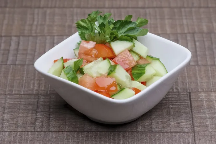 Gerahmter Druck : Salat aus frischen Frühlingsgemüse. Gerahmter Druck : Salat aus frischen Frühlingsgemüse.