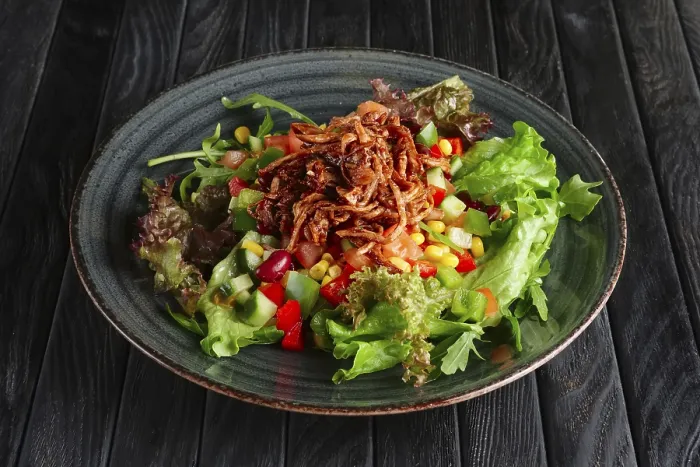 Gerahmter Druck : Salat mit frischen Gemüse und Rindfleisch. Gerahmter Druck : Salat mit frischen Gemüse und Rindfleisch.