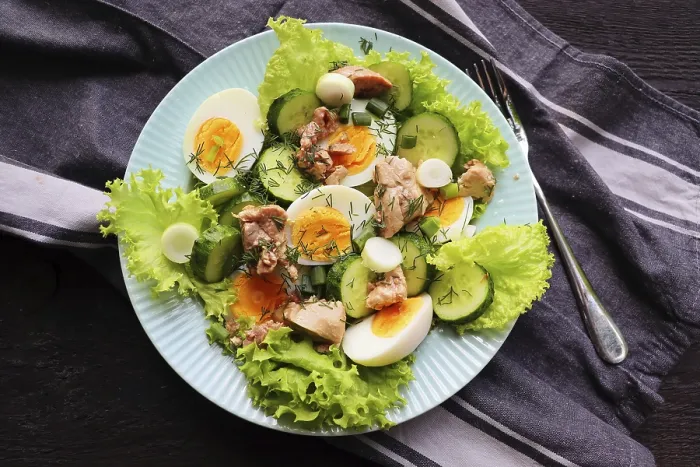 Gerahmter Druck : Leverkäfer-Salat mit Eiern und Salatblättern Gerahmter Druck : Leverkäfer-Salat mit Eiern und Salatblättern