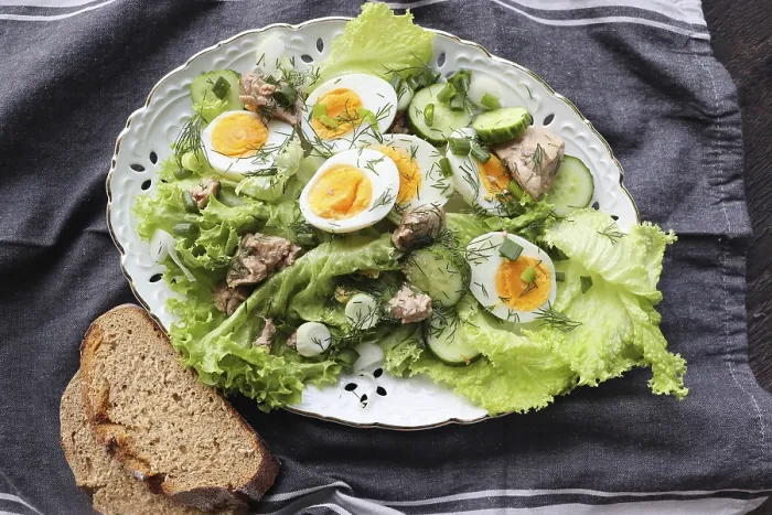Gerahmter Druck : Salat aus dem Leberfisch, Eier, Salat. Gerahmter Druck : Salat aus dem Leberfisch, Eier, Salat.