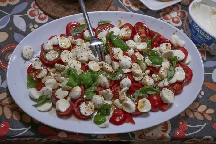 Gerahmter Druck : Salat mit Mozzarella und Tomaten. Gerahmter Druck : Salat mit Mozzarella und Tomaten.