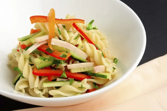 Gerahmter Druck : Salat mit Pasta und Gemüse. Gerahmter Druck : Salat mit Pasta und Gemüse.