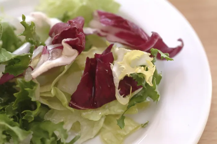 Gerahmter Druck : Salatvorbereitung Gerahmter Druck : Salatvorbereitung