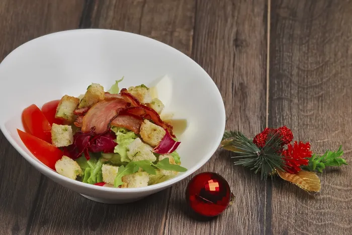 Gerahmter Druck : Salat mit roter Rübe, Tomate.