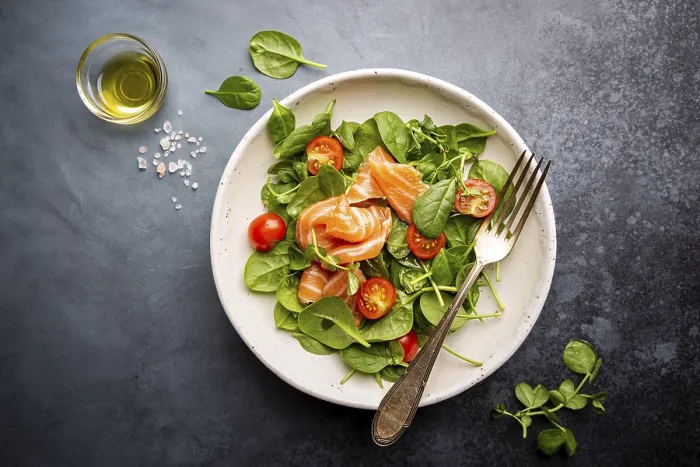 Gerahmter Druck : Salat mit Spinat, Lachs und Ei. Gerahmter Druck : Salat mit Spinat, Lachs und Ei.