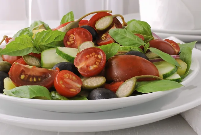 Gerahmter Druck : Salat aus Sommergemüse mit Basilikum und Kapern. Gerahmter Druck : Salat aus Sommergemüse mit Basilikum und Kapern.