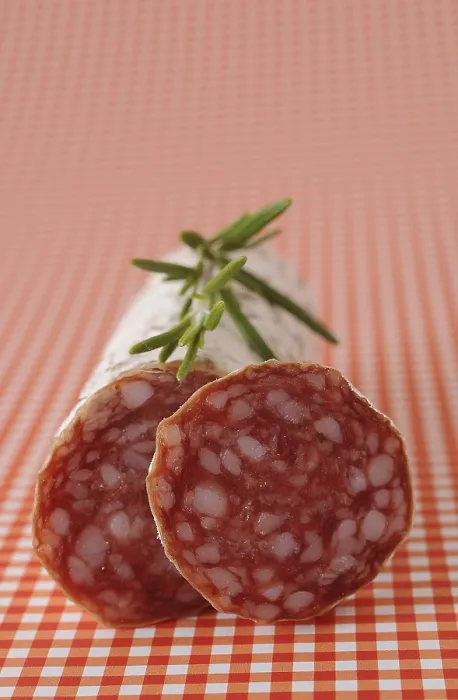 Gerahmter Druck : Salami auf einem gerafften Tischtuch. Gerahmter Druck : Salami auf einem gerafften Tischtuch.