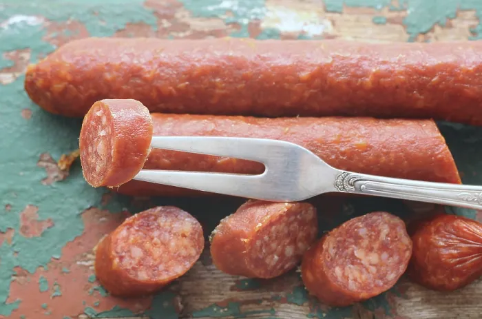 Gerahmter Druck : Salami mit einer Gabel. Gerahmter Druck : Salami mit einer Gabel.