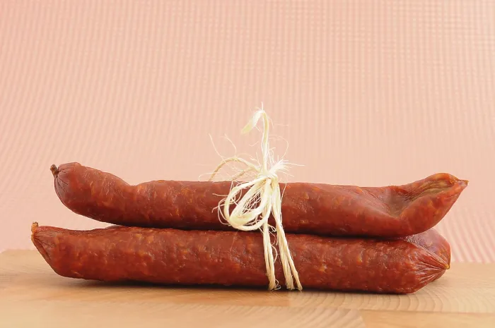 Gerahmter Druck : Zwei Salami miteinander verbunden. Gerahmter Druck : Zwei Salami miteinander verbunden.