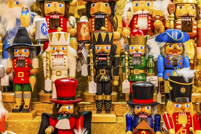 Gerahmter Druck : Verkaufsstand mit Nussknackerfiguren. Gerahmter Druck : Verkaufsstand mit Nussknackerfiguren.