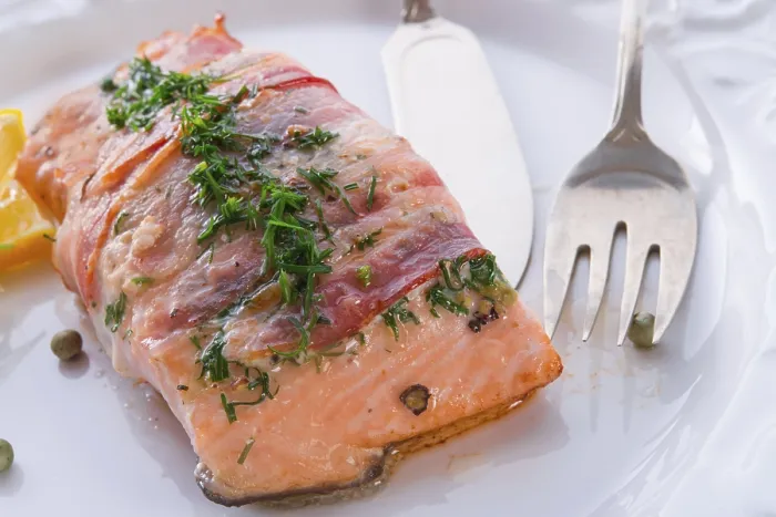 Gerahmter Druck : Lachs in der Speckjacke Gerahmter Druck : Lachs in der Speckjacke