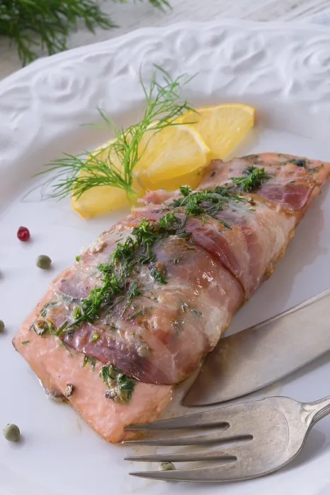 Gerahmter Druck : Lachs in der Speckjacke