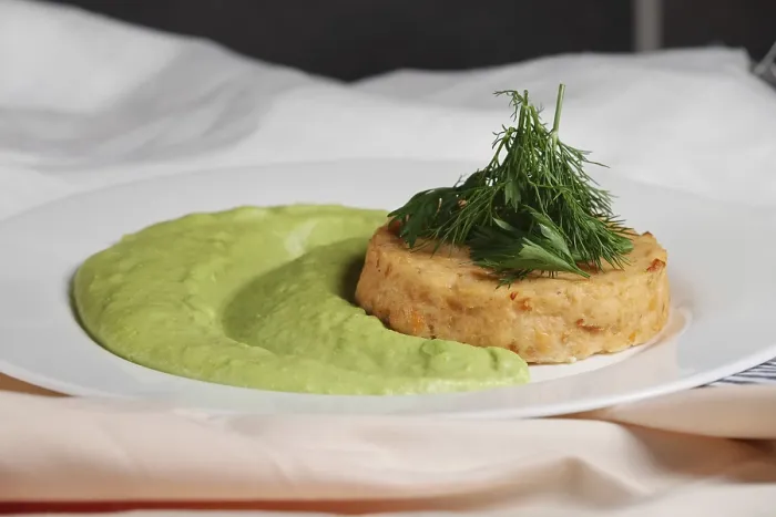 Gerahmter Druck : Lachsrissole mit Erbsencreme Gerahmter Druck : Lachsrissole mit Erbsencreme