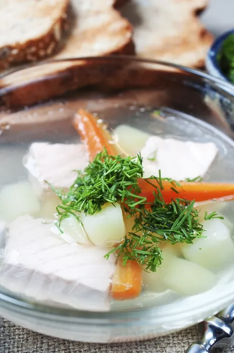 Gerahmter Druck : Lachs-Suppe mit Brot-Hintergrund Nahansicht Gerahmter Druck : Lachs-Suppe mit Brot-Hintergrund Nahansicht