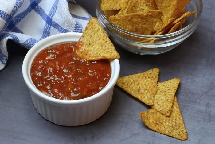 Gerahmter Druck : Salsa-Sauce in Schalen und Tortillachips Gerahmter Druck : Salsa-Sauce in Schalen und Tortillachips