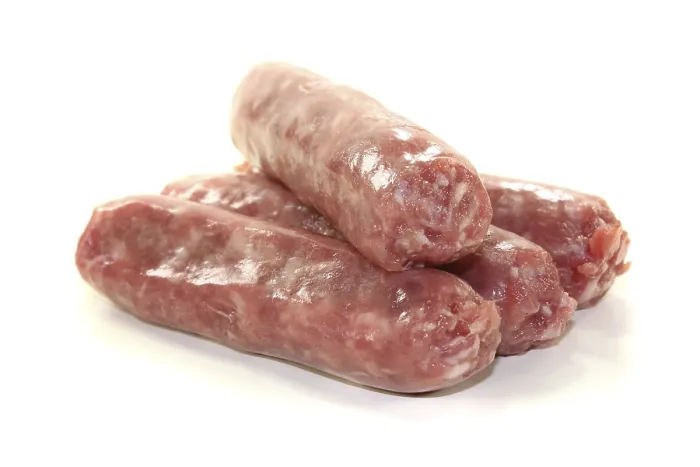 Gerahmter Druck : Wurst auf einem Stapel gegen einen hellen Hintergrund. Gerahmter Druck : Wurst auf einem Stapel gegen einen hellen Hintergrund.