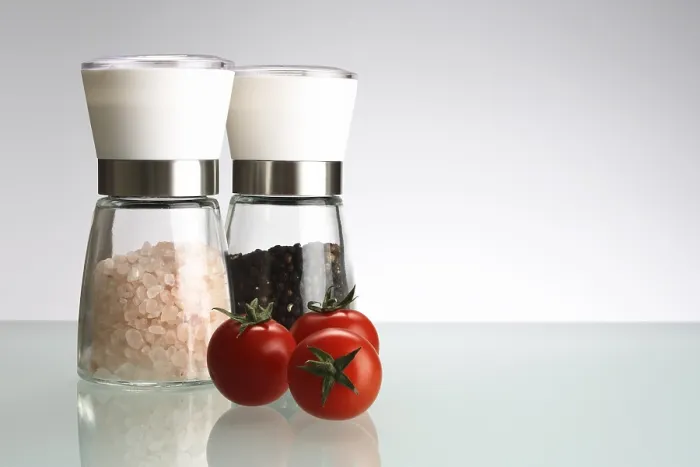 Gerahmter Druck : Salz- und Pfeffermühle mit Tomaten. Gerahmter Druck : Salz- und Pfeffermühle mit Tomaten.