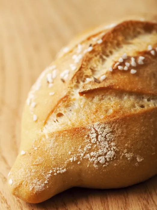 Gerahmter Druck : Gewürztes Brot auf einem Eichenholztisch. Gerahmter Druck : Gewürztes Brot auf einem Eichenholztisch.