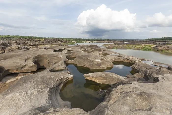 Gerahmter Druck : Sam Phan Bok am Mekong. Gerahmter Druck : Sam Phan Bok am Mekong.