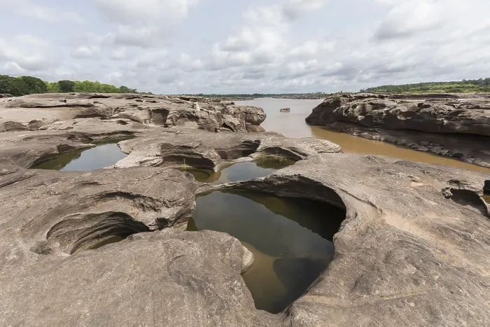 Gerahmter Druck : Sam Phan Bok am Mekong. Gerahmter Druck : Sam Phan Bok am Mekong.