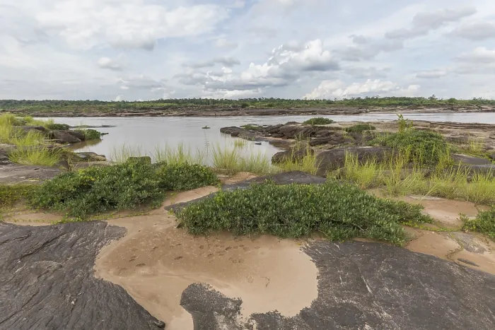 Gerahmter Druck : Sam Phan Bok am Mekong. Gerahmter Druck : Sam Phan Bok am Mekong.