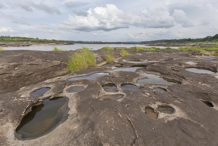 Gerahmter Druck : Sam Phan Bok am Mekong. Gerahmter Druck : Sam Phan Bok am Mekong.