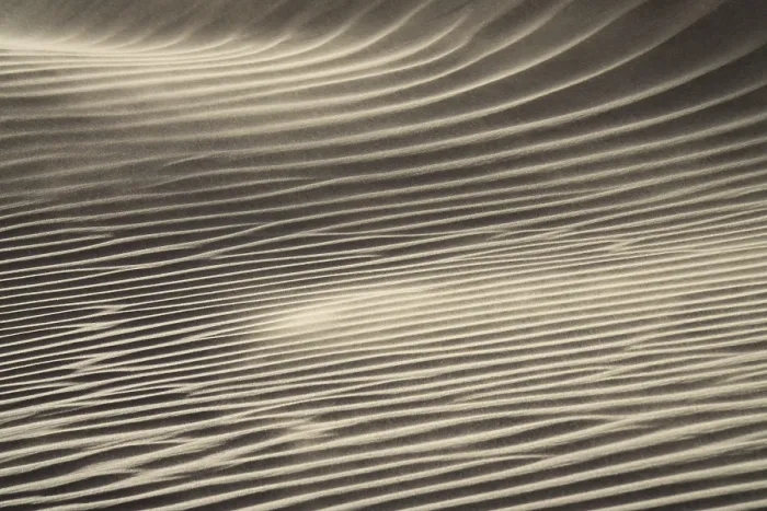 Gerahmter Druck : Sand weht über Sanddünen im Wind. Gerahmter Druck : Sand weht über Sanddünen im Wind.