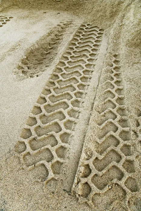 Gerahmter Druck : Sandbunker, Rutschspuren.