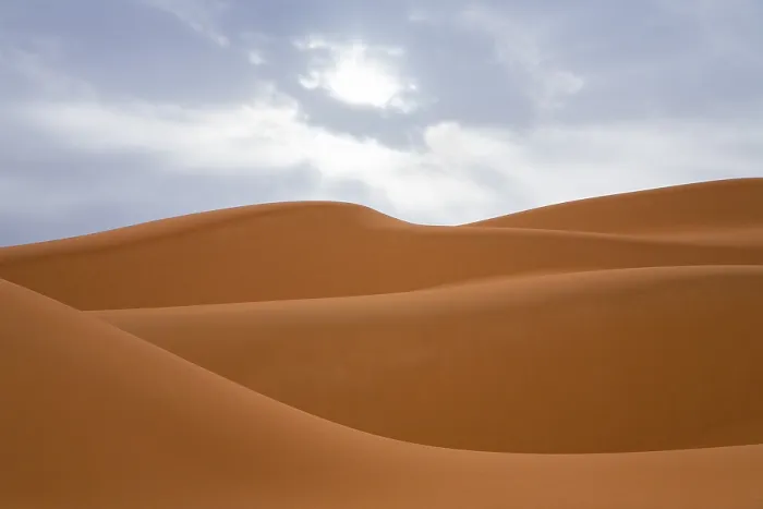 Gerahmter Druck : Sanddünen und Wolken in der libyschen Wüste. Gerahmter Druck : Sanddünen und Wolken in der libyschen Wüste.