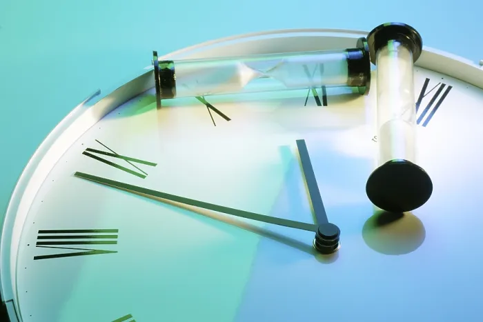 Gerahmter Druck : Sanduhr auf Uhr. Gerahmter Druck : Sanduhr auf Uhr.