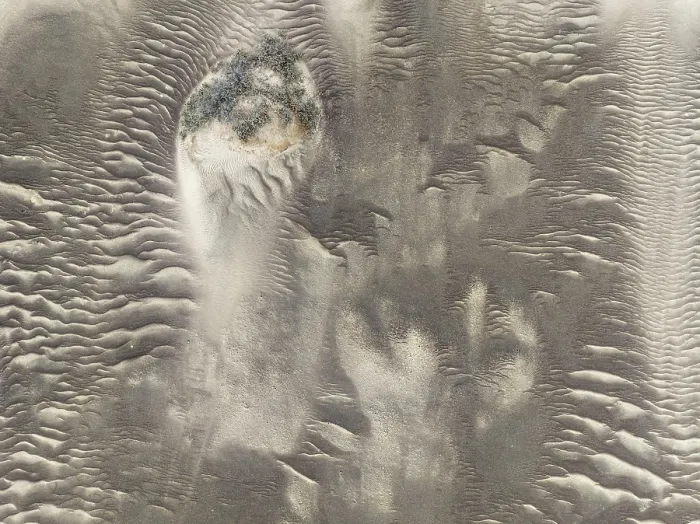 Gerahmter Druck : Dünenmuster im Namib-Dünengürtel. Luftaufnahme. Drone-Schuss. Skeleton Coast, Namibia Gerahmter Druck : Dünenmuster im Namib-Dünengürtel. Luftaufnahme. Drone-Schuss. Skeleton Coast, Namibia
