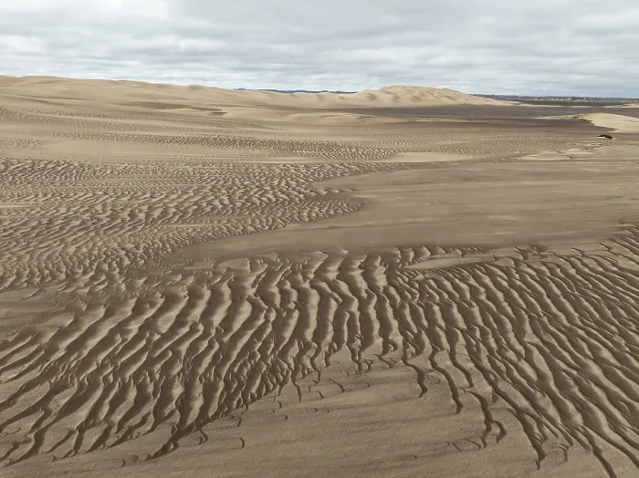 Gerahmter Druck : Sandmuster im Namib-Dünensystem. Luftaufnahme von der Skelett-Küste, Namibia Gerahmter Druck : Sandmuster im Namib-Dünensystem. Luftaufnahme von der Skelett-Küste, Namibia