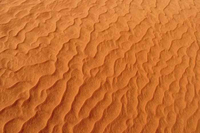 Gerahmter Druck : Sandmuster auf der Oberfläche einer roten Düne. Gerahmter Druck : Sandmuster auf der Oberfläche einer roten Düne.