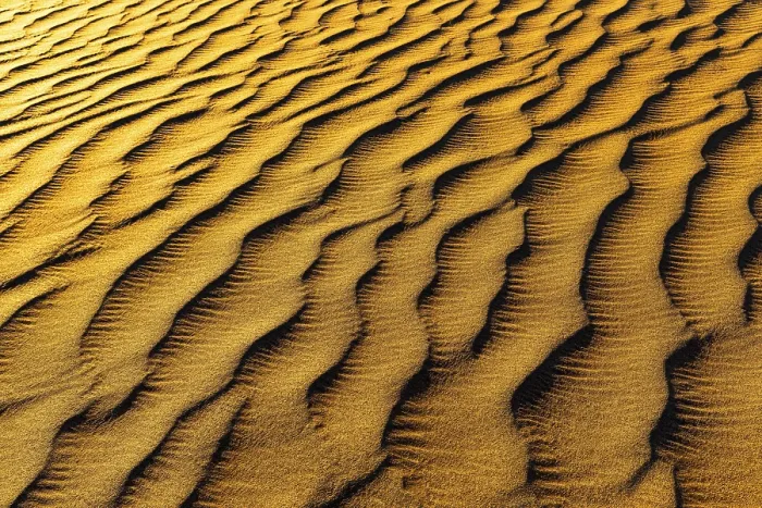 Gerahmter Druck : Sandstruktur, die durch den Wind gebildet wird. Gerahmter Druck : Sandstruktur, die durch den Wind gebildet wird.