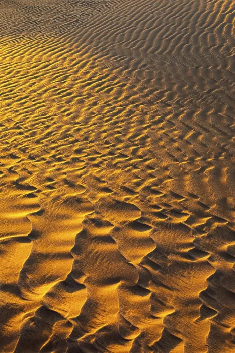 Gerahmter Druck : Sandstruktur, die durch den Wind gebildet wird. Gerahmter Druck : Sandstruktur, die durch den Wind gebildet wird.