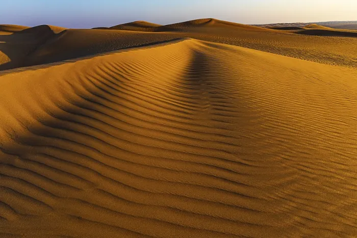 Gerahmter Druck : Sandstruktur, die durch den Wind gebildet wird. Gerahmter Druck : Sandstruktur, die durch den Wind gebildet wird.