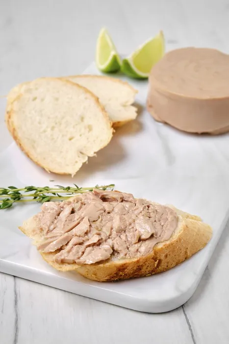 Gerahmter Druck : Sandwich mit Kabeljau-Rogen. Gerahmter Druck : Sandwich mit Kabeljau-Rogen.