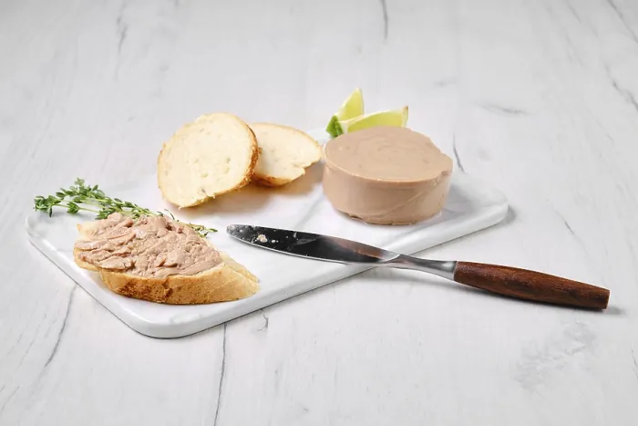 Gerahmter Druck : Sandwich mit Kabeljau-Leberpaste Gerahmter Druck : Sandwich mit Kabeljau-Leberpaste