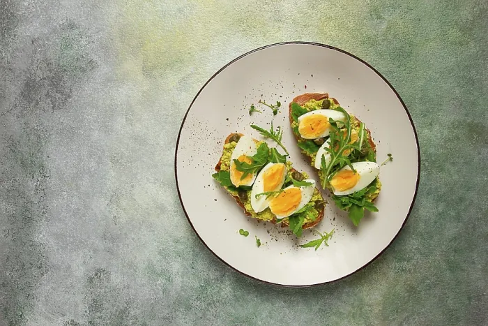 Gerahmter Druck : Sandwich mit püriertem Avocado, gekochtem Ei. Gerahmter Druck : Sandwich mit püriertem Avocado, gekochtem Ei.