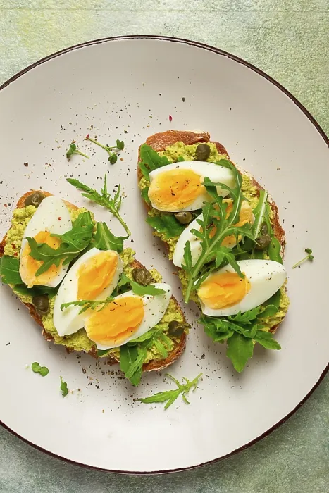 Gerahmter Druck : Sandwich mit gehacktem Avocado, gekochtem Ei. Gerahmter Druck : Sandwich mit gehacktem Avocado, gekochtem Ei.
