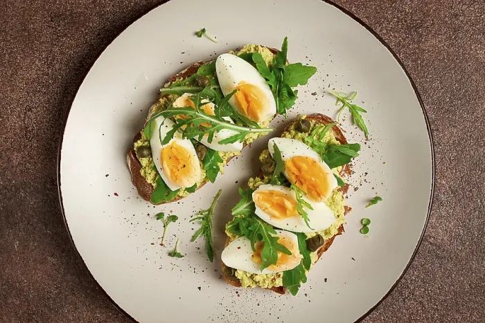 Gerahmter Druck : Sandwich mit gehacktem Avocado, gekochter Ei. Gerahmter Druck : Sandwich mit gehacktem Avocado, gekochter Ei.