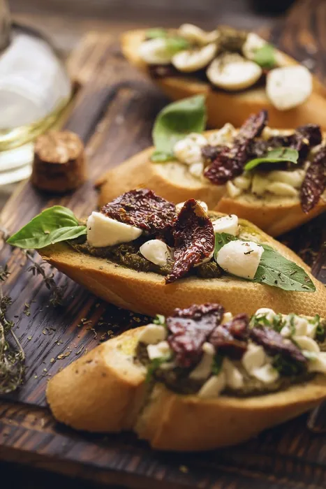 Gerahmter Druck : Sandwich mit Mozzarella-Käse Gerahmter Druck : Sandwich mit Mozzarella-Käse